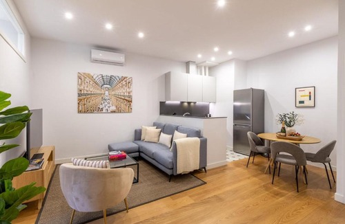 Golden Triangle of Art Apartment | Bright 2-Bed Apartment in Las Letras Madrid