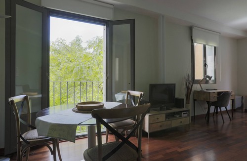 El Raval Apartment | Bright, Elegant, Center Town. Lift. Quiet. 7 Windows. Green Engagement.