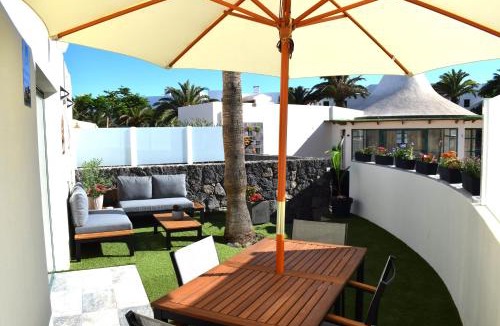Costa Teguise Apartment | Bungalow La Palmera - 2 bedroom - PLAYA ROCA residence sea front access - Pool View - Free AC - Wifi