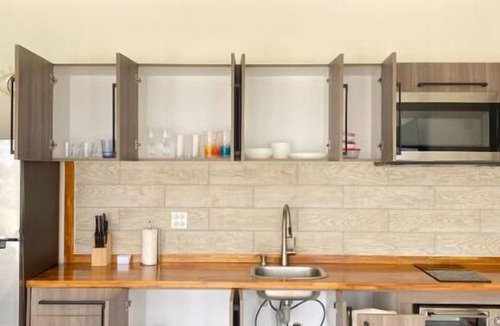 Bushiri Apartment | Bushiri's Long Life Building-2BD/1BA APT-Sleeps 4
