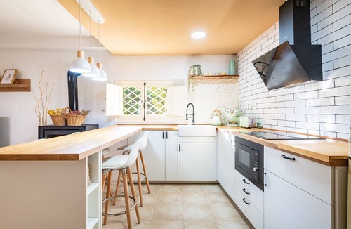 Benicassim House | Casa en las Montañas de Benicassim — Mountain Forest Retreat with Private Terrace and Wi-Fi