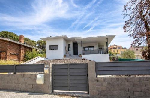 Sils Villa | Catalunya Casas Modern Marvel,15 min to Costa Brava beaches!