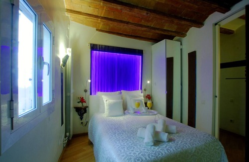 El Raval Apartment | Central apartment 5 min.Ramblas next to the Mercat Sant Antoni.well communi