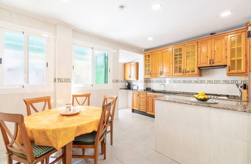 El Arenal House | Central Holiday Home Near the Beach with Wi-Fi and Patio