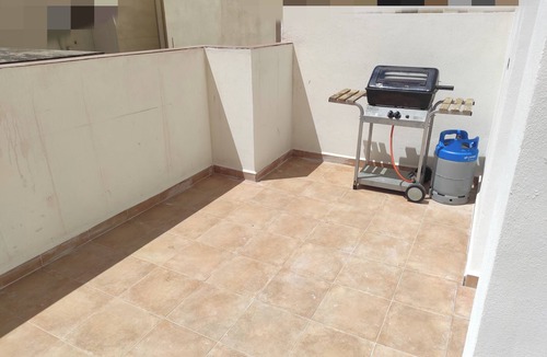 Regio House | Cerca de la Playa,centro y Estación de Tren. Casa de 2 Plantas en Barrio Seguro