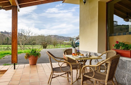 San Juan de Parres Apartment | Chalet 'Les Cuartes 2' with Mountain Views, Private Terrace and Private Garden