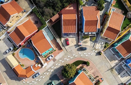 Calbas Plaza Residences House | Charming 4-bedroom house with WiFi and AC in pleasant Noord