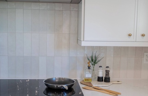 Butler Beach Cottage | Charming Cottage with Sauna, MINI Golf, 2 OD Showers, Fire-pit, Soaking Tub Dogs
