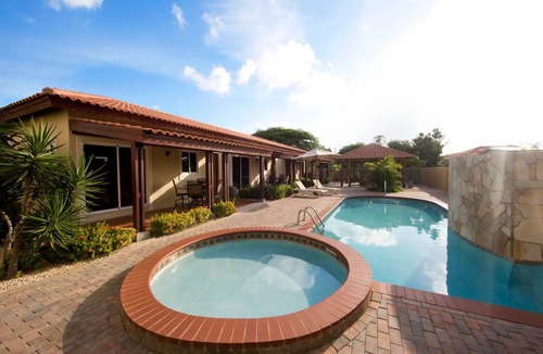 Washington Apartment | Chic Apartment in Aruba with Balcony!