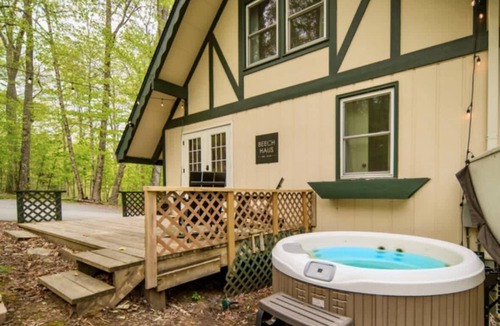 Beech Mountain Ski Chalet | Classy Chalet-Hot Tub-Pets-Close to Slopes!