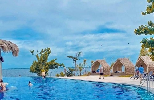Lapu-Lapu Condo | Condo by the Beach OMP Mactan Int'l Airport, 2 bedrooms/2 baths sleeps 7 guests