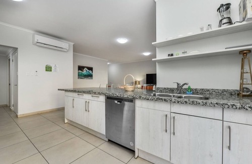 Gold Coast Condo | Condo. Private pool. 2 minutes to beaches by car