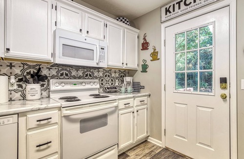 Pigeon Forge Ski Chalet | Convenient to Dollywood-Dinner Shows Two Bedroom Two Bathroom- Internet Access