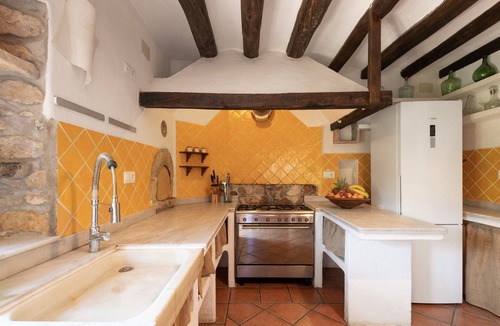 Els Hostalets de Pierola House | Country House 'La Isla Verde' with Mountain View, Private Pool and Wi-Fi