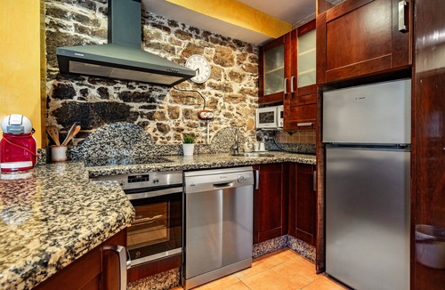 Navelgas House | Country House 'Madreselva' with Mountain Views, Private Pool and Wi-Fi