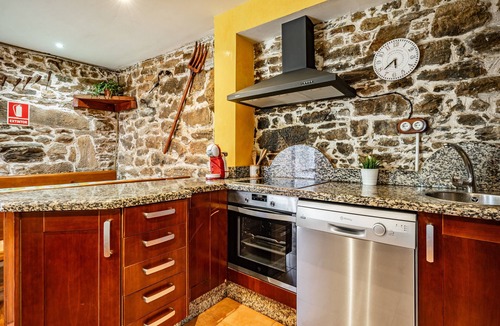 Navelgas House | Country House 'Madreselva' with Mountain Views, Private Pool and Wi-Fi