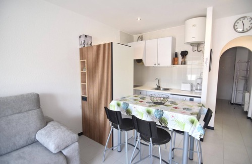 Santa Margarida Apartment | Cozy Apartment with Terrace and Canal Views, Near the Beach in Roses, Costa Brava.