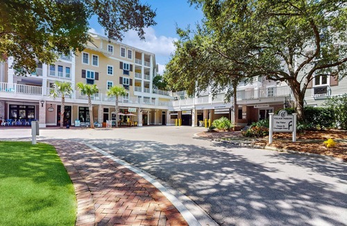 Baytowne Wharf Apartment | Cozy coastal studio with access to a pool, hot tub, tennis courts, grill, & spas
