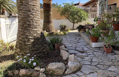 Cala Llombards Ski Chalet | Cozy holiday home with a beautiful sea view from the roof!