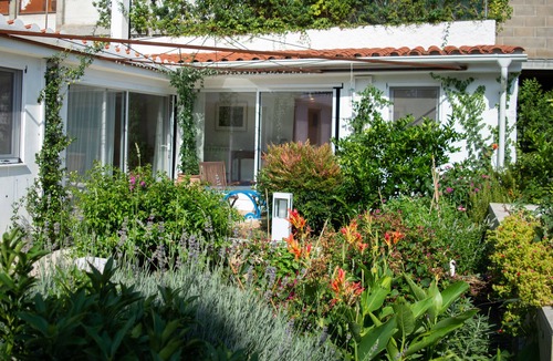 el Carme Cottage | Cute garden facing cottage in central girona. Ideal for bicyclists or couples