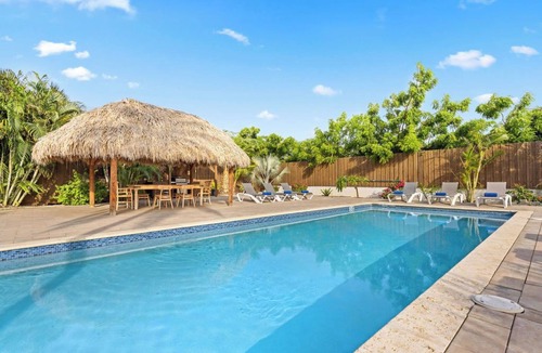 Kamay Apartment | Cute King Bed Studio - Minutes from Beach w/Pool