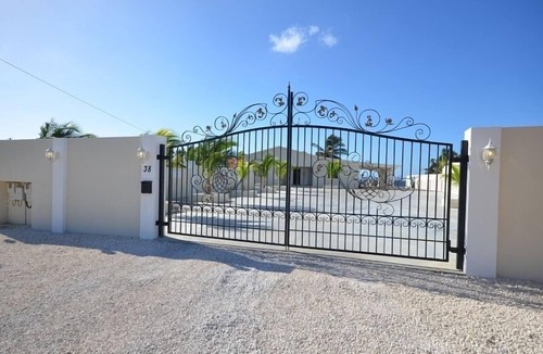 Pos Chiquito House | Directly on the Beach - Beachfront - Facing beach swimming pool - 5 bdrm