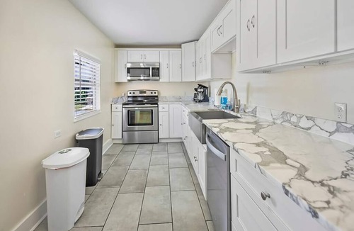 Downtown Historic District House | Downtown dog-friendly 4 bedroom house, walk everywhere, free parking
