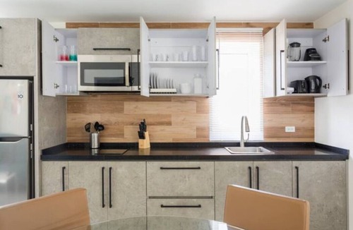 Gold Coast Apartment | Emerald 1BR APT -#E1 in Noord-Sleeps 2