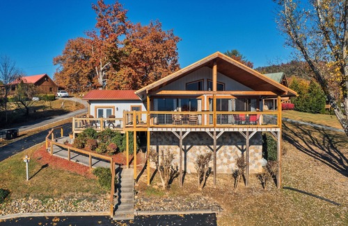 Wears Valley Ski Chalet | EpicViews!~EasyRoads!~HotTub~Firepit~PoolOpen!
