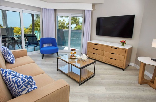 Palm Beach Hotel | Every Great Vacation Needs a Place Like This! Outdoor Pools, Free Parking!