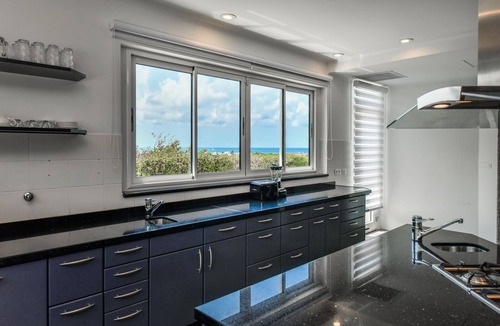 Malmok Villa | Full outdoor kitchen experience with breathtaking ocean view