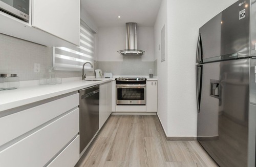 Ponton Apartment | Gloednieuw Appartement met Zeezicht. Fantastisch Gelegen 5 min van the Beach