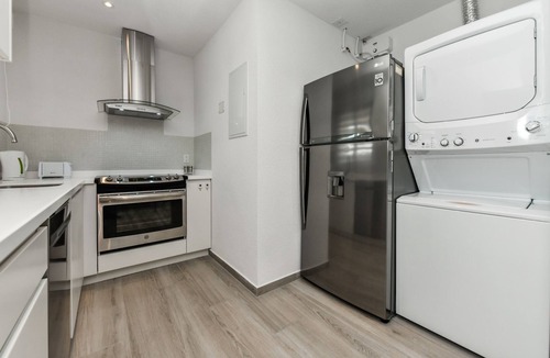 Ponton Apartment | Gloednieuw Appartement met Zeezicht. Fantastisch Gelegen 5 min van the Beach