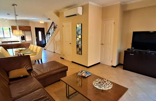 Gold Coast House | Gold Coast 2 bedroom/3 bathroom, sleeps 6