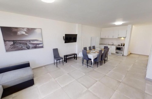 San Fernando Hostel | Habitaciones triples espaciosas con baños privados en Maspalomas