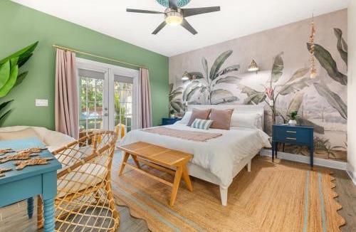 St. Augustine House | Heated Cocktail Pool, Putt Putt, Bowling, BBQ, Nintendo, Pet Friendly, Ping Pong