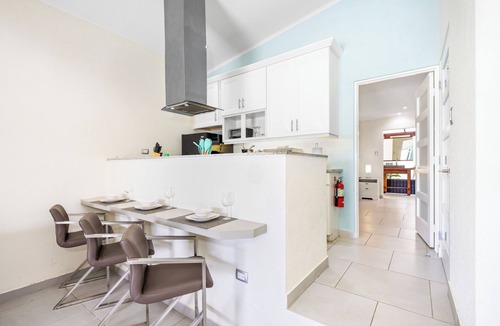 Boegoeroei Apartment | HH2-SLEEPS 4, PRIVATE UNIT, INFINITY POOL, BBQ, HOT TUB AND AMAZING VIEWS