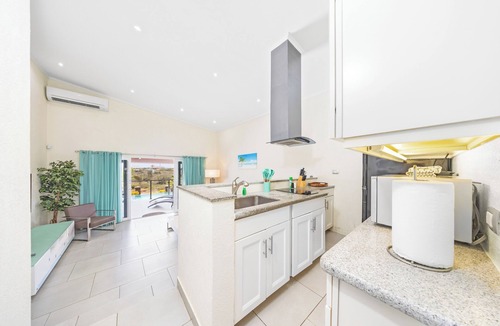 Boegoeroei Apartment | HH2-SLEEPS 4, PRIVATE UNIT, INFINITY POOL, BBQ, HOT TUB AND AMAZING VIEWS