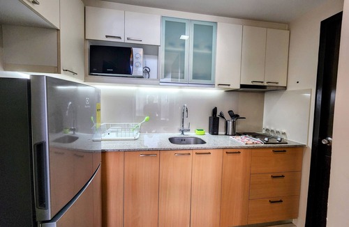 Lapu-Lapu Condo | High Ceiling Home by the Pool w/*Beach, Wi-Fi & Netflix