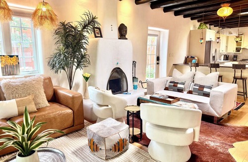 Northeast Santa Fe House | Historic adobe Downtown Compound for Large Groups, Walk to Plaza