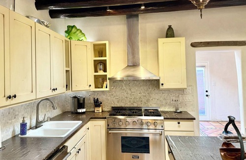 Northeast Santa Fe House | Historic adobe Downtown Compound for Large Groups, Walk to Plaza