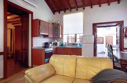 San Bartolome de Tirajana House | Holiday Home "Casa De La Eterna Primavera" with Mountain View, Terrace & Wi-Fi