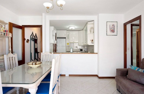 Conil de la Frontera City Center Apartment | Holiday Apartment "Mercedes Solo Familias" with Sea Views, Balcony and Wi-Fi
