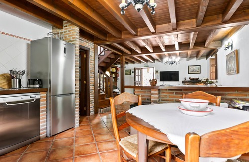 Puente Nuevo House | Holiday Home 'Casa De Aldea La Venta Los Probes' with Mountain Views, Terrace & Wi-Fi