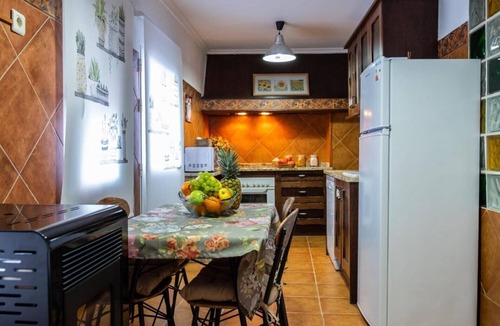 Navahermosa House | Holiday Home 'Casa Rural El Puente Grande' with Private Pool, Wi-Fi and Air Conditioning