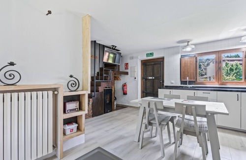 Cardes House | Holiday Home 'El Floreu De Remis' with Private Terrace, Private Garden and Wi-Fi