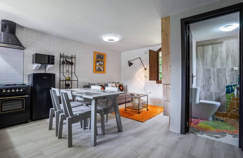 Cardes House | Holiday Home 'El Floreu De Remis' with Private Terrace, Private Garden and Wi-Fi