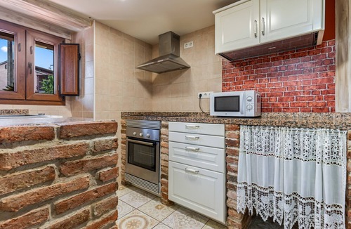 Cardes House | Holiday Home 'El Floreu De Remis' with Private Terrace, Private Garden and Wi-Fi