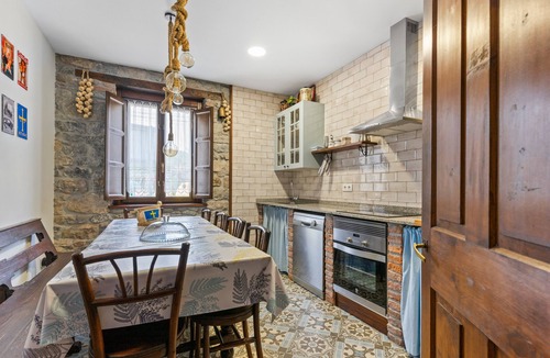 Soto de Cangas House | Holiday Home 'El Reinazu' with Mountain Views, Private Terrace and Wi-Fi