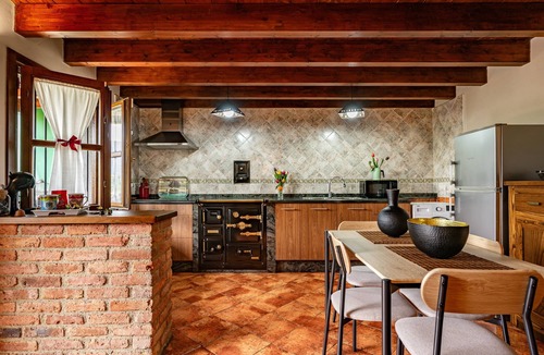 Villabajo House | Holiday Home 'Rosalinda' with Mountain Views, Private Terrace and Balcony